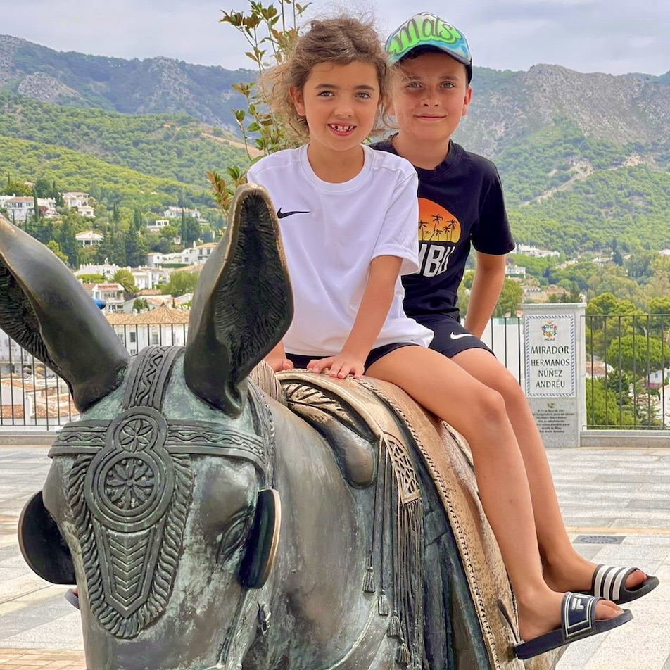 schönes weißes Bergdorf für Kinder in Andalusien